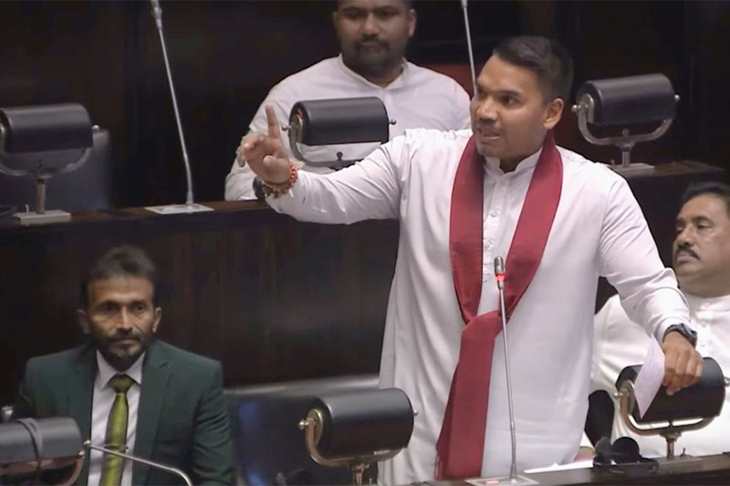 මරාගෙන මැරෙන බෝම්බකරුවාගේ තාත්තා ජවිපෙ ජාතික ලැයිස්තුවේ - නාමල් රාජපක්ෂ